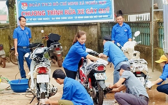 Thanh niên Nghệ An rửa xe gây quỹ giúp trẻ em nghèo đến trường
