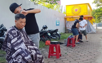 Mở salon cắt tóc miễn phí trên vỉa hè