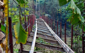 Hiểm nguy rình rập trên những cầu treo hết 'đát' ở miền núi xứ Thanh