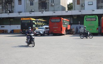 Ế vé tàu xe lễ, tết: 'Chưa năm nào tết buồn như năm nay'