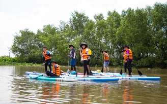 Chèo SUP vớt rác, giữ ‘màu xanh’ cho môi trường nước