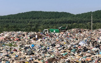 Chậm trễ xử lý, 'núi' rác khổng lồ gây ô nhiễm