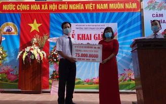 Trao thưởng khuyến học cho học sinh trên quê hương cố Thủ tướng Phạm Văn Đồng