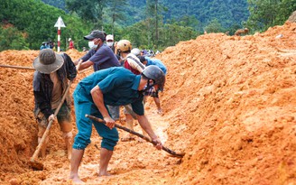 Quảng Ngãi: Sửa nhà cho dân, khắc phục sạt lở do bão số 5 ở Trà Bồng