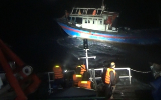 Quảng Ngãi: Xuyên đêm cứu ngư dân gặp nạn trên biển