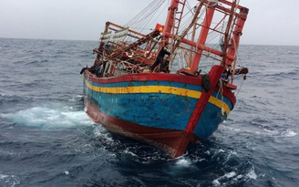 Tàu kiểm ngư lai dắt tàu cá Quảng Ngãi với 15 ngư dân gặp nạn trên biển