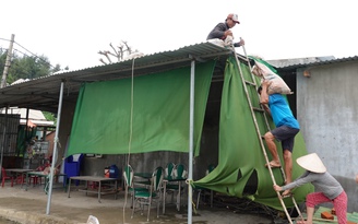 Quảng Ngãi: Dân biển bỏ ăn, bỏ ngủ chằng chống nhà cửa ứng phó bão Noru