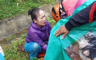 Quảng Ngãi: Đội mưa đỡ đẻ ngay bìa rừng