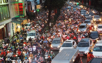 Người dân ùn ùn về quê ăn tết Tây, đường Sài Gòn kẹt cứng