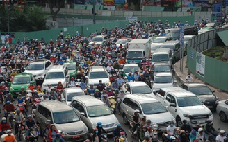 Hàng nghìn người Sài Gòn mướt mồ hôi nhích qua vòng xoay Nguyễn Thái Sơn