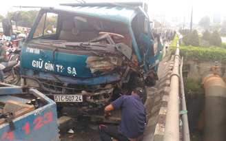 Xe máy va trực diện ô tô một thanh niên tử vong; cầu Tham Lương kẹt cứng