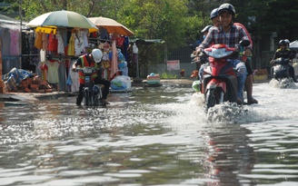 Người dân khổ sở lội nước ngập dù trời... không mưa