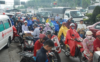 Tiến hành giải tỏa 50 kiốt xung quanh sân bay Tân Sơn Nhất, giao thông ùn ứ