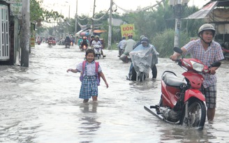 Người Sài Gòn dắt xe 'lội sông' cả km vì đường ngập nặng do triều cường