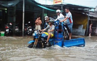 Đỉnh triều ở TP.HCM: Dân cấp tập chặn nước, ba gác trúng mánh nhờ 'cứu' xe