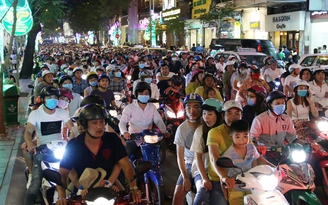 Triệu người đổ về trung tâm TP.HCM đêm giao thừa 2018, xe cộ kẹt cứng