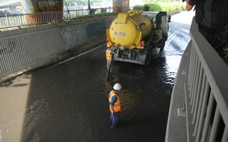 Hai hầm chui ở TP.HCM ngập nước, xe lội bì bõm sau mưa sáng 2.5