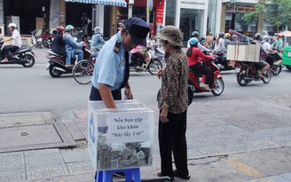 Thùng tiền 'khó khăn, hãy lấy 3 tờ' ở Sài Gòn: Có người lấy cả bao gom tiền