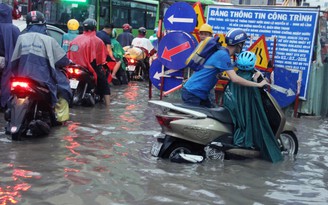 Người Sài Gòn lội nước khi đường thành sông sau trận mưa cực to chiều nay