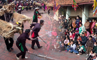 Nông dân cải trang thành trâu bò trong lễ hội độc đáo ở Vĩnh Phúc