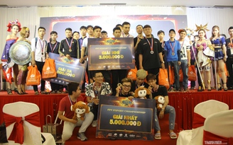 FPT eSport Championship: Game thủ vượt 100KM cùng bà ngoại để dự giải