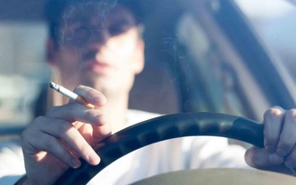 Hút thuốc trong ô tô sẽ bị phạt hành chính lên tới 3.300 USD