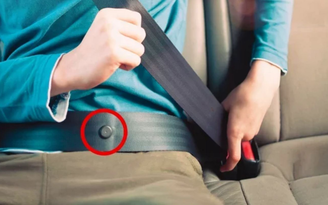 Tác dụng của nút nhựa đính trên dây an toàn ô tô không phải ai cũng biết