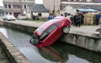 Tài xế bất cẩn khi đỗ xe khiến ô tô trôi xuống kênh