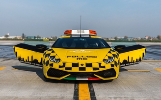 Lamborghini Huracan sắm vai kẻ dẫn đường cho máy bay