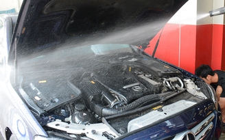 Có nên xịt rửa khoang động cơ ô tô?