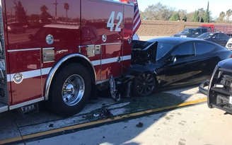 Tesla Model S gây tai nạn khi đang chạy ở chế độ tự lái