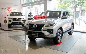 Toyota Fortuner giảm giá gần 60 triệu đồng, quyết đấu Ford Everest