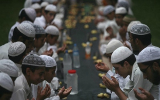 4 trường tiểu học ở Anh cấm học sinh nhịn ăn mùa Ramadan