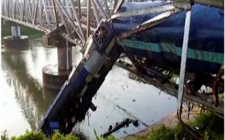 Ấn Độ: Hai đoàn tàu trật bánh, nhiều toa rơi xuống sông