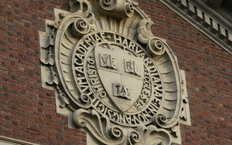 Nhân viên trường Harvard chôm tiền để mua iPad, Lego
