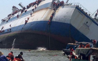 Chìm phà chở hơn 100 người tại Indonesia