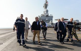 Bộ trưởng Quốc phòng Mỹ thăm tàu sân bay Pháp