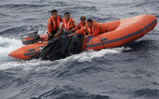 Vụ chìm phà Indonesia: 3 người chết, gần 80 người vẫn mất tích