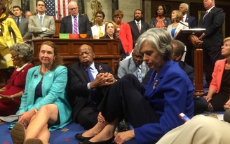 Mẹ nghị sĩ Mỹ 'chỉ thị' con ngồi bệt dưới sàn Hạ viện biểu tình