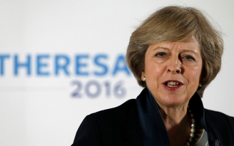 Đối thủ rút lui, bà Theresa May chắc thắng chức thủ tướng Anh