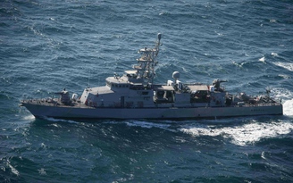 Tàu chiến Mỹ bắn súng máy cảnh cáo tàu Iran
