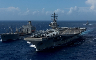 Hai tàu sân bay Mỹ trực chiến ở bán đảo Triều Tiên đón Tổng thống Trump