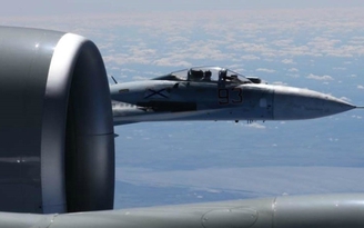 Tiêm kích Nga bay cách máy bay Mỹ 1,5 m tại Biển Đen