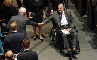 Cựu tổng thống Bush nhập viện sau tang lễ của vợ
