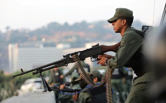 Lãnh đạo đối lập cùng binh lính xuống đường, Venezuela nói đang dẹp đảo chính
