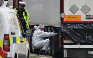 Dấu tay máu bên trong container chứa 39 thi thể ở Anh