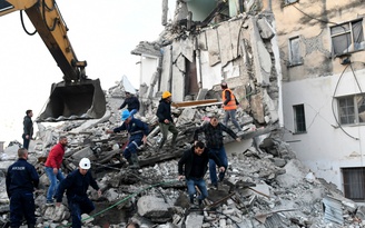 Động đất mạnh tại Albania, người dân hoảng loạn nhảy từ lầu cao