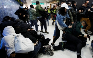 Cảnh sát đụng độ người biểu tình Hồng Kông, 15 người bị bắt