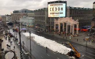 Mùa đông không lạnh, Moscow phải dùng tuyết giả để trang trí năm mới