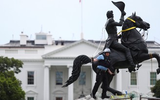 Tổng thống Trump ban lệnh trừng phạt người phá hoại tượng đài